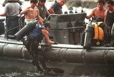 Các thợ lặn thuộc đội Cảnh sát hàng hải Hong Kong 
đang nỗ lực tìm kiếm người mất tích.
